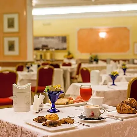 Hotel Mariano Iv Palace